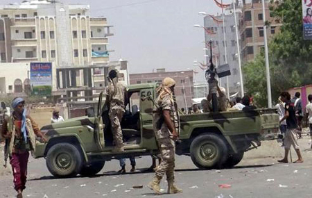 Các binh sĩ quân đội Yemen ở gần hiện trường vụ đánh bom.